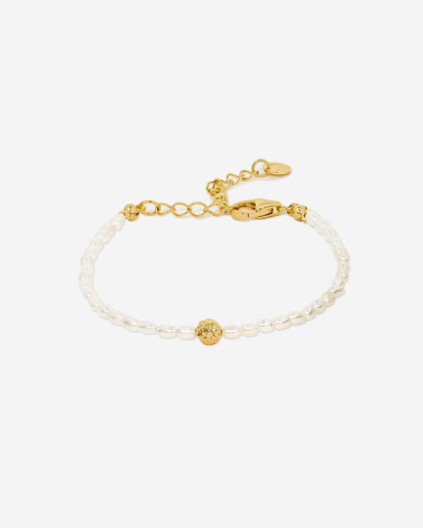 a genuine fresh water pearl bracelet featuring an organic gold vermeil bead at the centre. The bracelet is adjustable